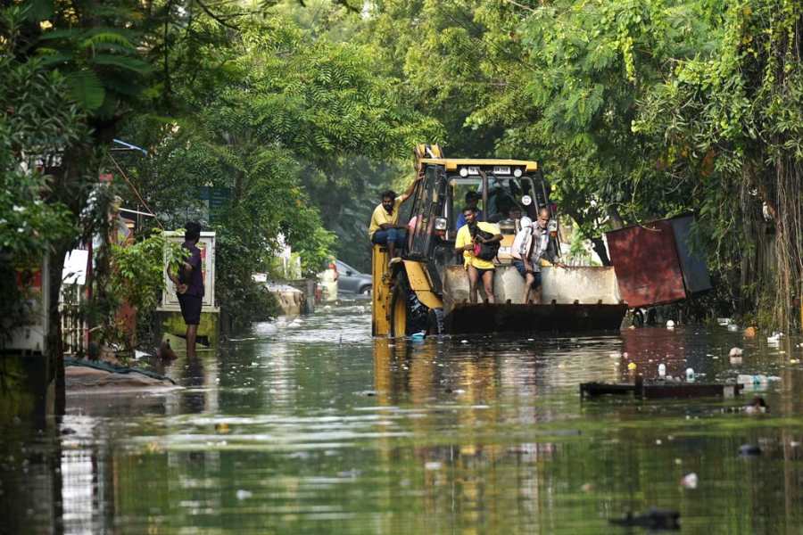 কেউ আশ্রয় নিয়েছেন সরকারের ত্রাণ শিবিরে। কেউ কেউ আবার সস্তার হোটেলে উঠেছেন। বহু বাড়ি এখনও জলের তলায়।