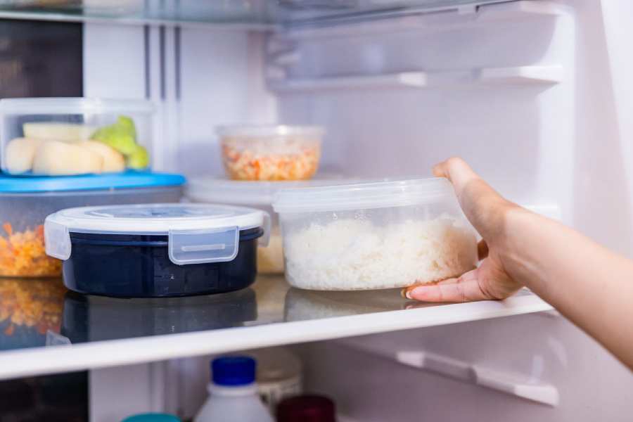 How long should you store cooked food in fridge.
