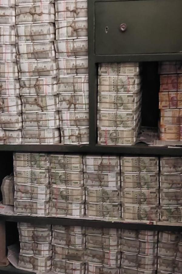 অজয় দেবগণের ‘রেড’ সিনেমাটা মনে আছে তো? সৌরভ শুক্লার বাড়ির আনাচে কানাচে শুধু টাকা আর গয়না। এও যেন ঠিক তাই। তবে এটা কোনও সিনেমা নয়, বাস্তব। 