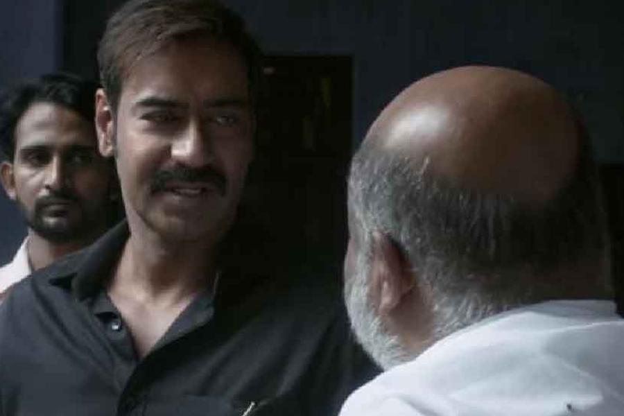 আর এই পাহাড় প্রমাণ টাকা দেখেই চোখ কপালে উঠেছে আধিকারিকদের। আলমারির পর আলমারি, থরে থরে সাজানো ২০০, ৫০০ এবং ১০০ টাকার নোটের বান্ডিল। 