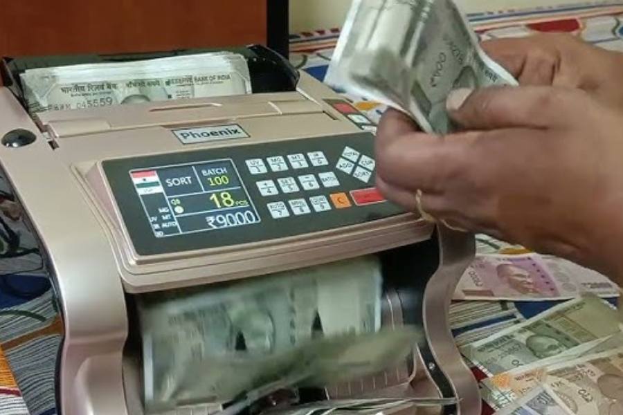 নিয়ে আসা হয়েছিল টাকা গোনার যন্ত্র। কিন্তু এই বিপুল পরিমাণ টাকা গুনতে গুনতে সেই যন্ত্রও বিকল হয়ে গিয়েছে।