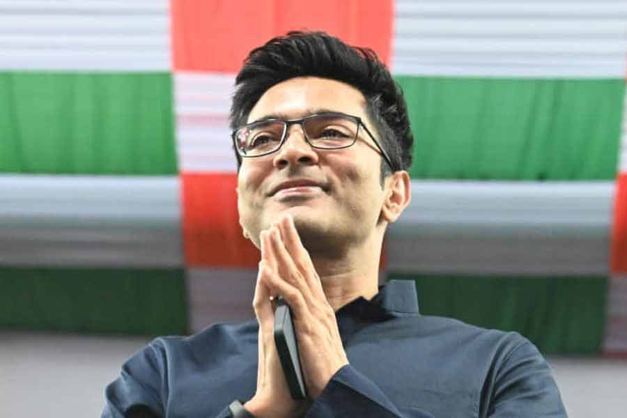 বিয়ের অনুষ্ঠানের ছবিতে অভিষেক বন্দ্যোপাধ্যায়, তাঁর স্ত্রী রুজিরা নারুলা বন্দ্যোপাধ্যায়কেও দেখা গিয়েছে। আবেশের আশপাশেই ছিলেন রুজিরা। 