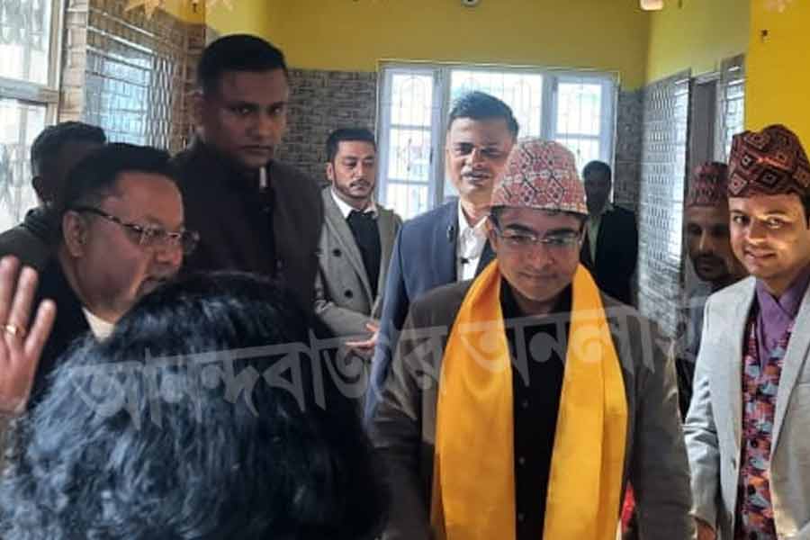 নেপালি টুপি পরেছেন অভিষেক। তাঁর সঙ্গে গোর্খা প্রজাতান্ত্রিক মোর্চার প্রধান অনীত থাপাকেও দেখা গিয়েছে। অনীত জিটিএ-র চিফ এগজ়িকিউটিভও।