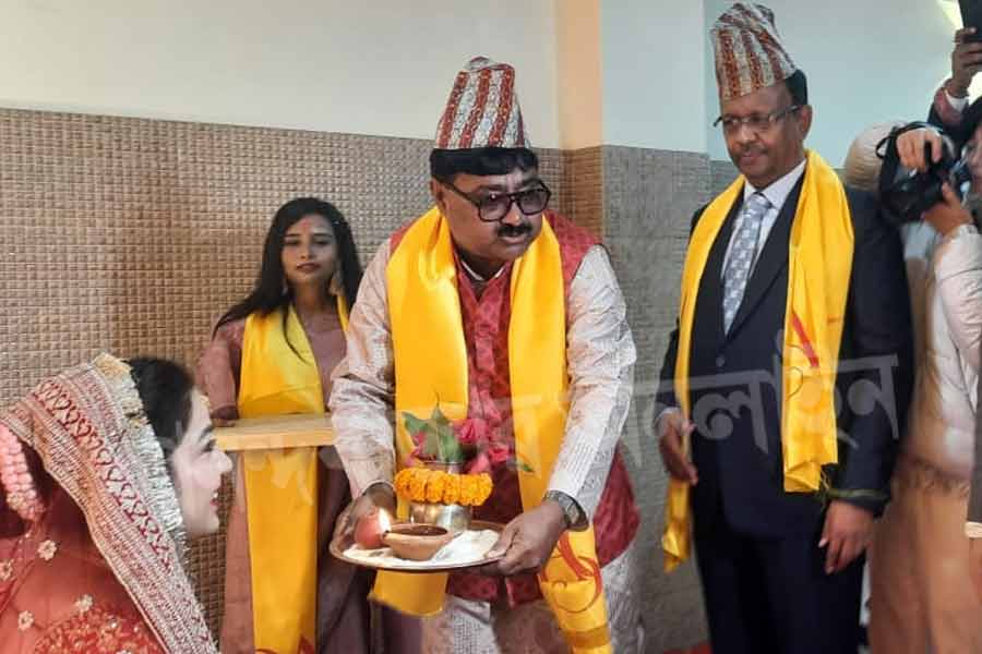 ছবিতে পুরমন্ত্রী তথা কলকাতার মেয়র ফিরহাদ (ববি) হাকিমের সঙ্গে দেখা দেখিয়েছে মমতার ভাই কার্তিক বন্দ্যোপাধ্যায়কে। আবেশ কার্তিকেরই ছেলে। 