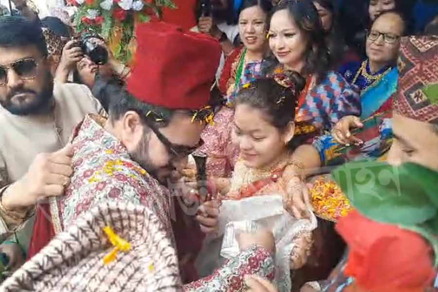 আবেশের বিয়েতে ববিই বরকর্তা হয়েছেন। কেন ববিকে বরকর্তা করা হয়েছে, তার উত্তর মমতা গত সোমবার বিধানসভায় দাঁড়িয়েই দিয়েছেন। 