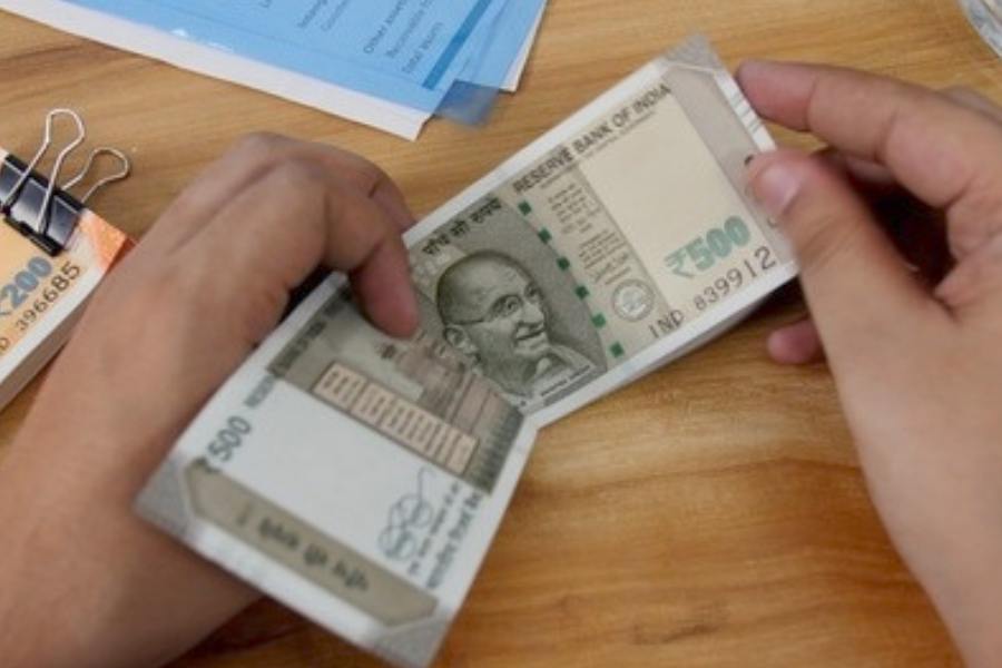 তবে টাকার পরিমাণ কয়েকশো কোটি টাকা ছাড়িয়ে যেতে পারে বলে মনে করছেন আধিকারিকরা। আয়কর দফতর সূত্রে খবর, ওড়িশার এই সংস্থাটির বিরুদ্ধে কর ফাঁকি দেওয়ার অভিযোগ উঠেছে একাধিক বার। 