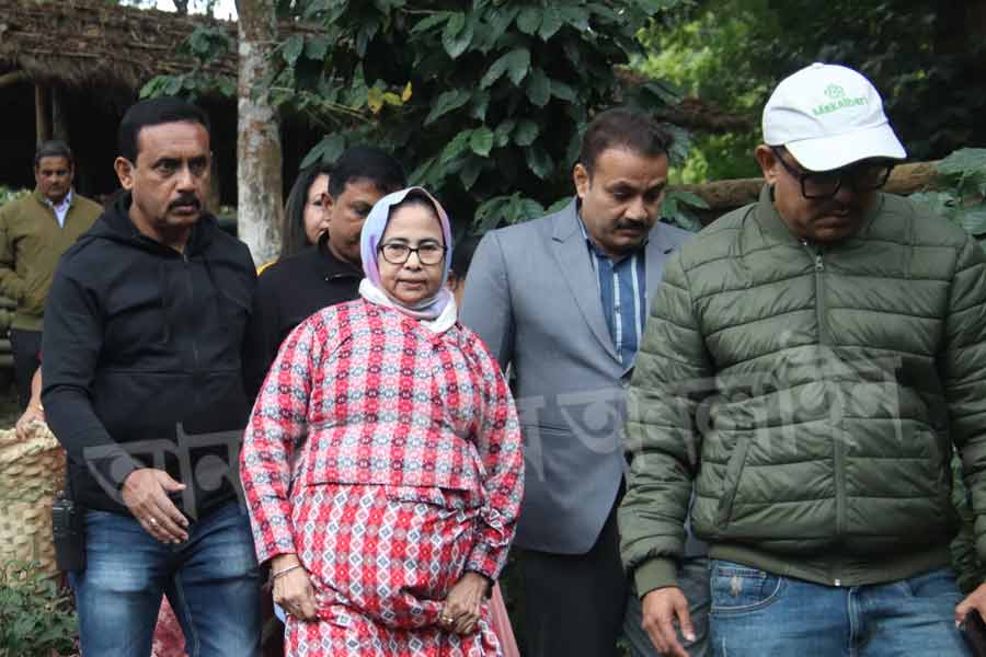 বিয়ের অনুষ্ঠানে অবশ্য মুখ্যমন্ত্রীকে দেখা যায়নি। সূত্রের খবর, তিনি কার্শিয়াঙের রিসর্টেই আছেন। কিন্তু বিয়ের অনুষ্ঠানে যাননি। 