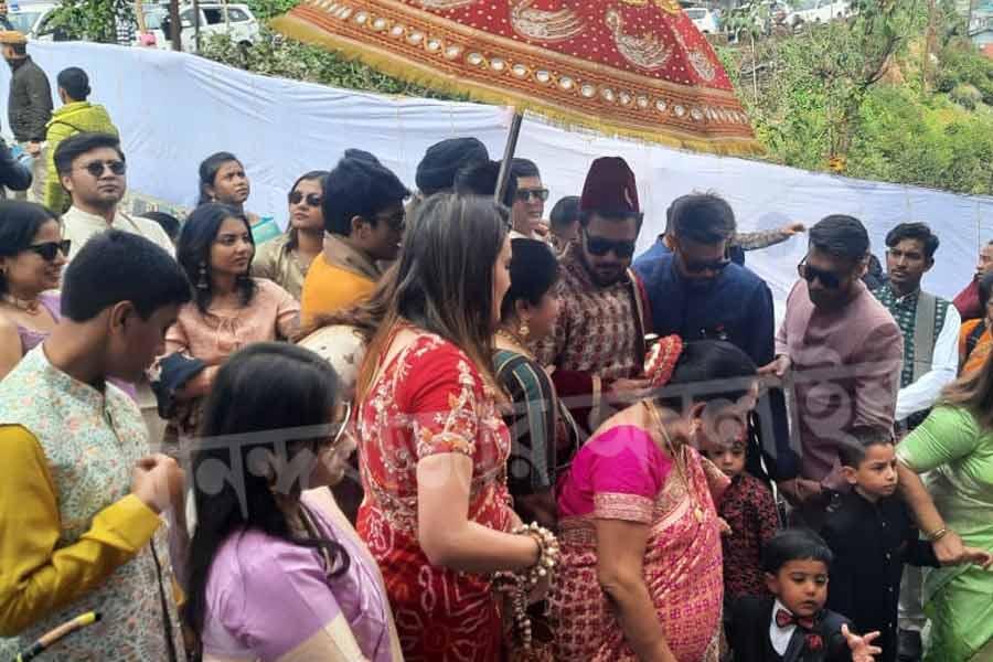 আবেশের বিয়েতে আকাশ এসেছেন কি না, তা জানা যায়নি। কোনও ছবিতে তাঁকে দেখাও যায়নি। 