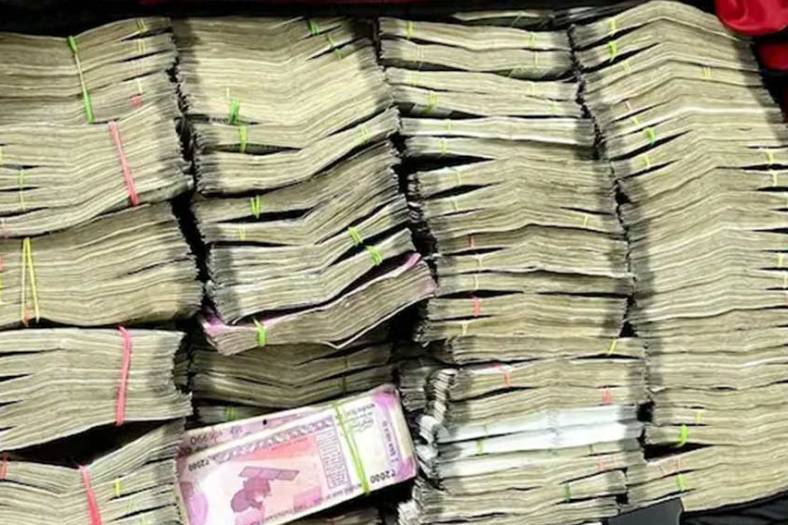 তার পরই বুধবার এই অভিযান চালানো হয়। শুধু সংস্থার প্রধান কার্যালয়েই নয়, সংস্থার ডিরেক্টরদের বাড়ি এবং ম্যানেজিং ডিরেক্টরের বাড়িতেও তল্লাশি চালানো হচ্ছে।