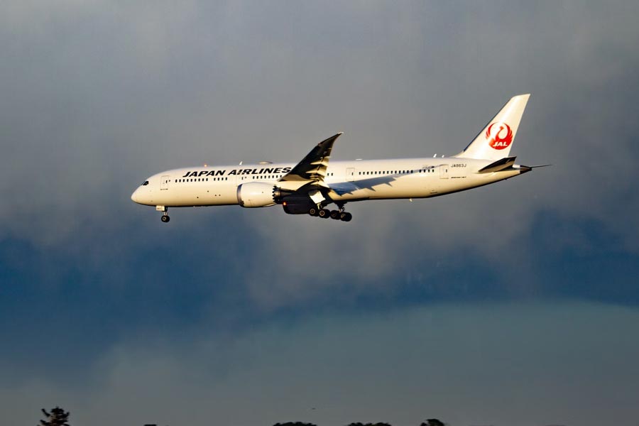 সমুদ্রের উপর কৃত্রিম দ্বীপ। আর তার উপর বিমানবন্দর। জাপানের কানসাই বিমানবন্দর দেখলে হতবাক হয়ে যেতে হয়।