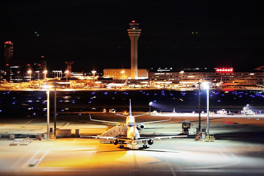 নিকটবর্তী বন্দর থেকে প্রায় ৩৮ কিলোমিটার দূরে ওসাকা সাগরের মধ্যবর্তী অংশে সুবিশাল অঞ্চল নিয়ে তৈরি হয়েছে কানসাই বিমানবন্দর। 