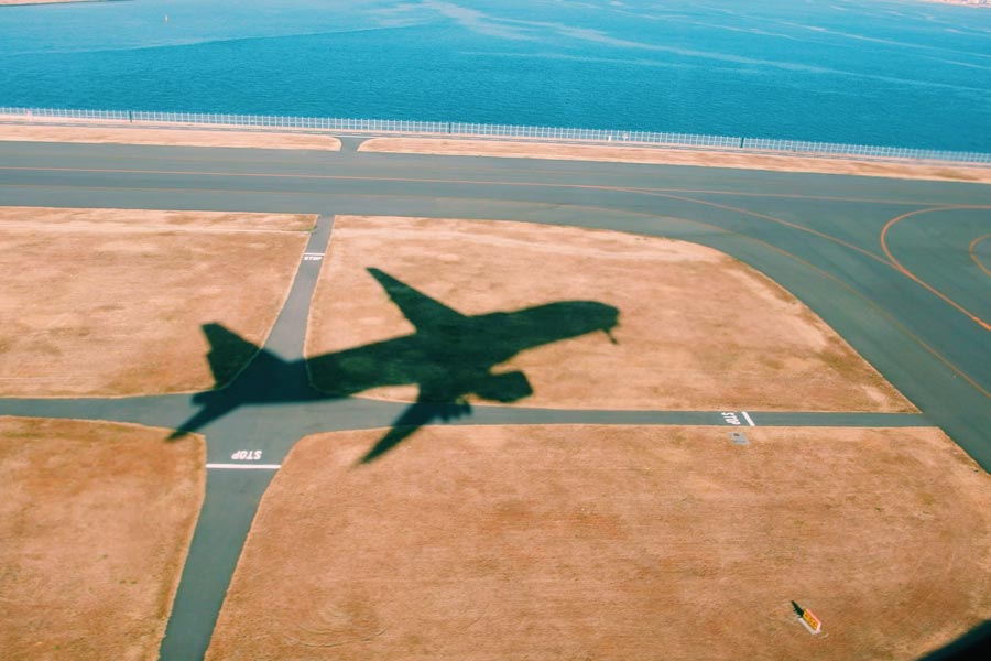 বিমানবন্দরটি থেকে প্রতি সপ্তাহে ৭৮০টি বিমান এশিয়া এবং অস্ট্রেলিয়ার বিভিন্ন দেশে উড়ে যায়। ৫৯টি বিমান উড়ে যায় ইউরোপ এবং পশ্চিম এশিয়ার দেশগুলিতে। সপ্তাহে ৮০টি বিমান ওড়ে উত্তর আমেরিকার দেশগুলিতে।