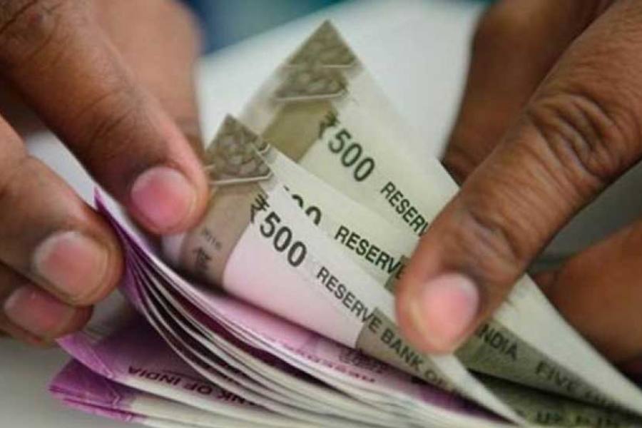 শুধু বৌধ ডিস্টিলারিজ়ই নয়, আয়কর হানা চলছে ঝাড়খণ্ডের ব্যবসায়ী রামচন্দ্র রুংটার সংস্থার বিভিন্ন অফিসে।