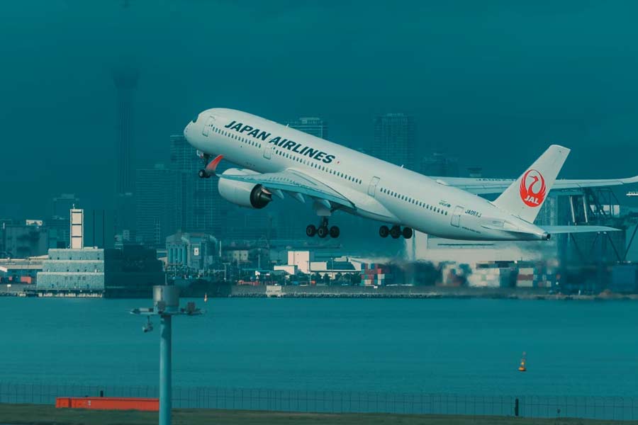 বিমানবন্দরটিতে বর্তমানে দু’টি টার্মিনাল রয়েছে। চাকচিক্য এবং পরিকাঠামোর নিরিখে প্রথম টার্মিনালটি দ্বিতীয় টার্মিনালকে বলে বলে গোল দেবে।