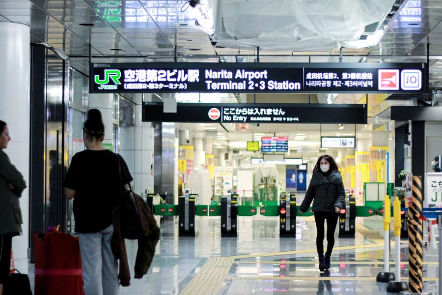 ১.৭ কিলোমিটার দৈর্ঘ্যবিশিষ্ট প্রথম টার্মিনালটিকে ২০১৮ সালে বিশ্বের দীর্ঘতম টার্মিনালের স্বীকৃতি দেওয়া হয়। ইতালির বিখ্যাত স্থাপতি রেনজো পিয়ানো টার্মিনালটি তৈরি করেছেন।