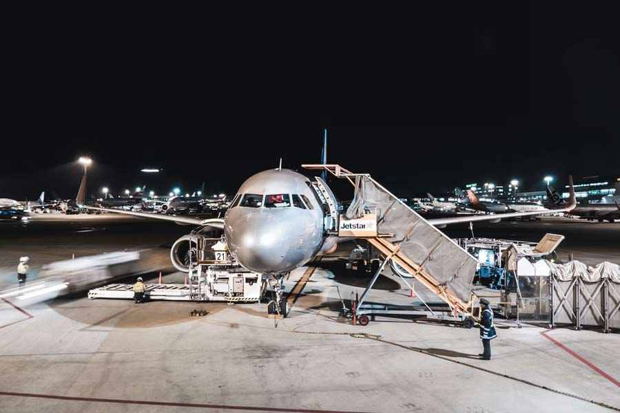 প্রথম টার্মিনাল দিয়ে মূলত উন্নত বিশ্বের ধনী যাত্রীরা যাতায়াত করেন। দ্বিতীয় টার্মিনালটি দিয়ে যাতায়াত করেন তুলনায় কম ভাড়ার বিমানের টিকিট কাটা যাত্রীরা।