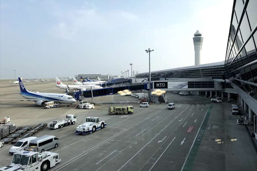 প্রতি দিন জাপান এয়ারলাইন্স এবং নিপ্পন এয়ারওয়েজের একাধিক বিমান এই বিমানবন্দরে ওঠানামা করে। যাত্রিবাহী বিমানের পাশাপাশি বেশ কিছু পণ্যবাহী বিমানও এই বিমানবন্দর থেকেই যাতায়াত করে।