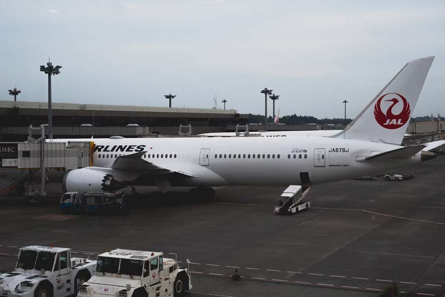 ১৯৮৭ সালে বিমানবন্দরটি তৈরির কাজ শুরু হয়। শেষ হয় ১৯৮৯ সালে। মূল ভূখণ্ড থেকে বিমানবন্দরটিতে সড়কপথে পৌঁছনোর জন্য ১৯৯০ সালে রিঙ্কু শহর থেকে তিন কিলোমিটারের একটি সেতু তৈরি করা হয়। 