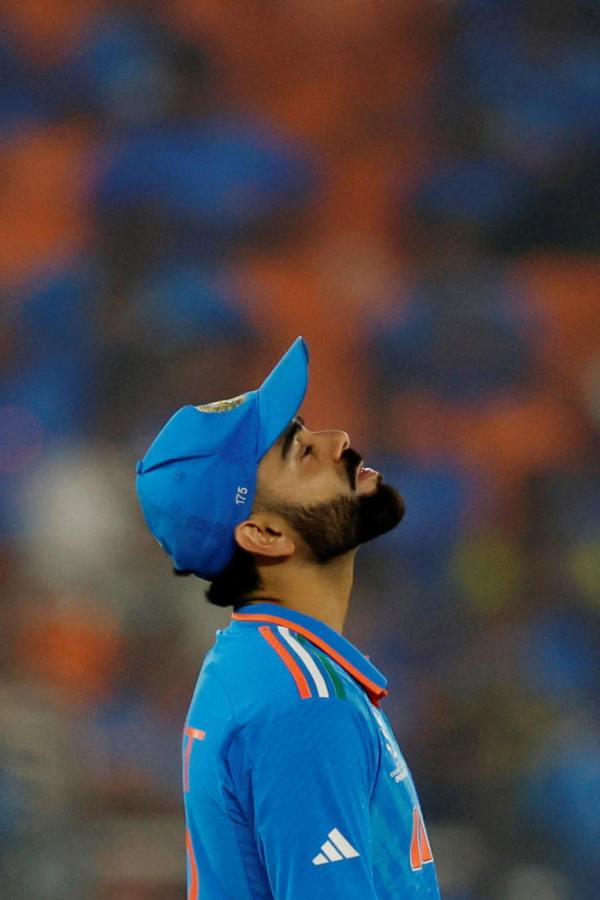 কিন্তু সমস্যা অন্য জায়গায়। আইপিএলে সাধারণত ওপেন করেন কোহলি। জাতীয় দলে ওপেন করার কোনও জায়গাই নেই। রোহিত খেললে তাঁর সঙ্গে শুভমন গিল বা যশস্বী জয়সওয়ালকে দেখা যাবে।