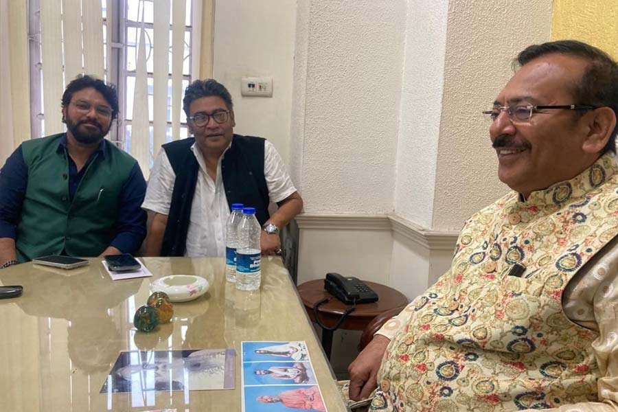 বিধানসভায় অরূপ বিশ্বাসের ঘরে বাবুল সুপ্রিয় এবং ইন্দ্রনীল সেন। 