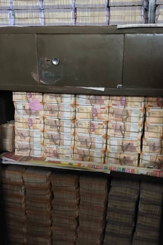 আয়কর দফতর সূত্রে খবর, বৌধ ডিস্টিলারিজ় প্রাইভেট লিমিটেড নামে একটি সংস্থার ওড়িশা এবং ঝাড়খণ্ড শাখায় অভিযান চালানো হয়। ওড়িশার বোলাঙ্গির, সম্বলপুর এবং ঝাড়খণ্ডের রাঁচী, লোহারডাগায় তল্লাশি অভিযান চলছে। 