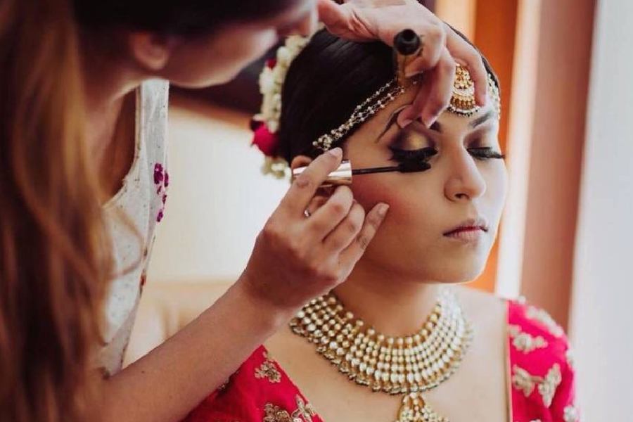 Tips to help you hire a great makeup artist for wedding.