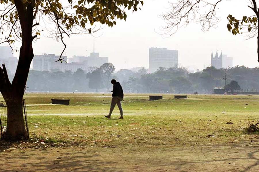 শনিবার কলকাতার আকাশ মোটের উপর পরিষ্কার এবং মেঘমুক্ত থাকবে। সকালের দিকে সামান্য কুয়াশা থাকতে পারে কোথাও কোথাও।