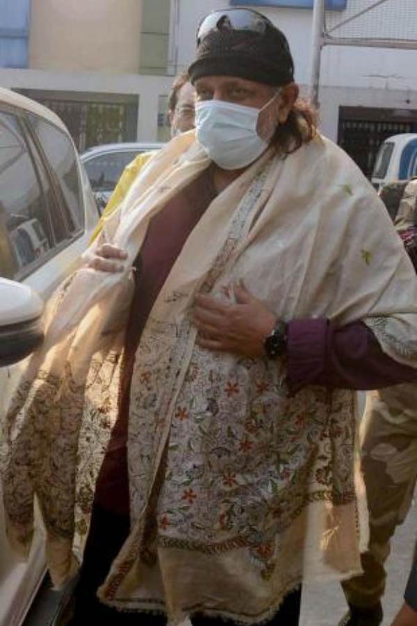 শেষে কী ভাবে রাজি হলেন তিনি? জানালেন নিজেই, “সুমনের রবীন্দ্রযোগ খুব বেশি। কারণ, ও ঝুঁকি নিতে জানে। নোবেল চুরি হয়েছিল। কিন্তু ক’জন তা নিয়ে ছবি করার কথা ভেবেছে! কিন্তু ও সেই চ্যালেঞ্জটা নিয়ে খুব বিশ্বাসযোগ্য ভাবে কাজটা করতে পেরেছিল। গত পাঁচ বছর ধরে ও ভাবছিল, কী করে দাদাকে বলি যে তোমায় ছাড়া ‘কাবুলিওয়ালা’ করব না। এই সব ভেবে দেড় বছর আগে ও সাহস করে মুম্বই এসে আমায় এক দিন বলল, ‘দাদা একটা কথা বলে চলে যাব’। আমি তখন ‘হুনারবাজ়’-এর শুটিং করছি। ওর প্রস্তাব শুনে আমি বললাম, ‘তুই কি পাগল হয়ে গিয়েছিস! দু’-দু’জন মহারথী (বলরাজ সাহনি এবং ছবি বিশ্বাস) যে চরিত্র করেছেন, আমি তা করব! সরি, তুই চলে যা। পরে কথা হবে’। তার পর ও হতাশ হয়ে চলে গেল (হাসি)। আবার ফোন করে এক দিন বলল, ‘তুমি কোথায়? আমি একটা অন্য বিষয় ভেবেছি’। সব মিথ্যা কথা! সেই ঘুরেফিরে ও বার বার ‘কাবুলিওয়ালা’র কথাই বলে। এই সব কথা হতে হতে আমি জানতে চাইলাম, প্রযোজক কে। কারণ, সাহসী প্রযোজক না হলে এই ছবি হবে না।“