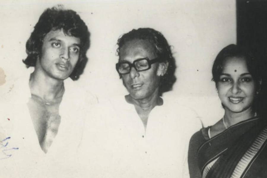 চার সন্তানের বাবা তিনি। অথচ কখনও সন্তানের জন্য কোনও প্রযোজকের কাছে যাননি কেন।  মিঠুনের সটান জবাব, “ভাগ্য আগে থেকে লিখে রাখার ধারণাটা ভুল। আমার কাছে ডেস্টিনির আর এক নাম হল স্বপ্ন। যে স্বপ্ন দেখতে জানে, সে তার ভাগ্য নিজে লিখবে। তবে স্বপ্নটা ঠিক হতে হবে। আমি যদি এখন বাড়ি বসে ভাবি, আমি চার্লস রাজার ছেলে হব, সেটা তো সম্ভব নয়। তাই ঠিক স্বপ্ন দেখতে হবে। আমি জানতাম, আমায় হিরোর মতো দেখতে নয়। তাই ভিলেন হতেই গিয়েছিলাম। কেউ যদি বলে, ‘কেন আপনি তো ‘মৃগয়া’র নায়ক’? তাকে বলব, ভাল করে ভেবে দেখতে। আমি কি সত্যিই নায়ক? ওই ছবিটা একদমই গ্ল্যামারহীন। যে ছবিতে হিরোইজ়মের কোনও ছোঁয়া নেই, আমি সেই ছবির নায়ক ছিলাম। সেখান থেকে বেরিয়ে এসে নিজেকে অন্য ভাবে তৈরি করা, গ্ল্যামারের দুনিয়ায় নিজেকে নিয়ে যাওয়া— সেটা আমার অন্য লড়াই ছিল। কিন্তু আমি বরাবরই আনকনভেনশনাল হিরো ছিলাম। সেটা আমার ডেস্টিনি। ছেলেমেয়েদের জন্য আমি কোনও দিন কোনও প্রযোজককে ফোন করিনি। আমি বলেছিলাম, নিজের লড়াই নিজে করো। যদি সঠিক স্বপ্ন দেখতে পারো, তা হলে ভাগ্যও তোমার সঙ্গ দেবে।“