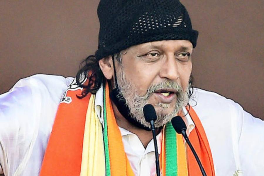 সাক্ষাৎকারের আগে প্রযোজনা সংস্থার তরফে বার বার বলা হয়েছে, আপনাকে রাজনীতি নিয়ে কোনও প্রশ্ন করা যাবে না। কেন বলুন তো? মিঠুন চক্রবর্তী কি তা হলে আর রাজনীতির সঙ্গে যুক্ত থাকছেন না? সোজাসাপ্টা মিঠুন বলেন “রাজনীতি নিয়ে কোনও প্রশ্ন করবেন না। আমি দুটো জিনিস মেলাই না। যখন ছবি করি, রাজনীতি নিয়ে কথা বলি না। যখন রাজনীতি করি, তখন আর সিনেমা নিয়ে কথা বলি না। যখন বাড়িতে থাকি, তখন আমি শুধুই স্বামী আর বাবা। যখন অভিনয় করি, তখন আমি পরিচালক-প্রযোজকদের কথা ভাবি। যখন হোটেলে যাই, তখন শুধু হোটেলের কাজই দেখি। কোনও জিনিস মেলাই না। আমি নিজেকে সে ভাবে তৈরি করেছি। এক সময় শুধু একটাই কাজ মন দিয়ে করি। রাজনীতি নিয়ে ২০২৪-এর লোকসভার আগে কথা বলব।“