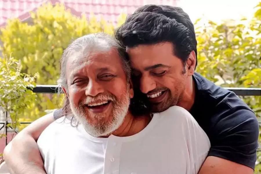 গত বছর ‘প্রজাপতি’ দারুণ হিট হয়েছিল। এ বছরও বড়দিনে ছবি আসছে। কী মনে হয়, আবার বক্স অফিসে একই রকম জাদু করা যাবে? উত্তরে বলেন এ আমি বলতে পারব না। প্রযোজকেরা বুঝে নেবেন। আবার সেই ডেস্টিনির কথাই চলে আসবে। তবে এই ছবির মধ্যে খুব সুন্দর একটা বার্তা রয়েছে। অনেক অনুভূতি জড়িয়ে রয়েছে। সেই দিক থেকে দেখতে গেলে তো মনে হয় এই ছবিও বড়সড় হিট হবে। সবার ভাল লাগা উচিত। কারণ, সত্যিকারের ভালবাসা তো ধর্ম-জাতি-ভাষার ঊর্ধ্বে।