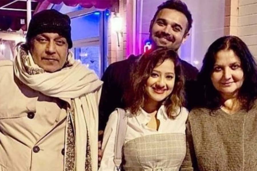 সন্তানদের কোনও রকম প্রত্যাশা ছিল না? মিঠুনের উত্তর, “আমি কাউকে ফোন করলেও কী হবে বলুন? যদি কিছু হওয়ার না থাকে, তা হলে হাজার চেষ্টা করলেও হবে না। আমার মেয়ে বিদেশে নিজেই অভিনয় নিয়ে পড়াশোনা করছে। আমেরিকার দুটো জাতীয় স্তরের বিজ্ঞাপনে অভিনয় করেছে। ওর অভিনয় দেখে আল পাচিনো পর্যন্ত জিজ্ঞেস করেছেন, ‘হু ইজ় দিস গার্ল’! ওর শো দেখতে গিয়েছিলেন। আমার মেজ ছেলেও নিজের মতো ছোট ছোট ছবি বানিয়ে বিভিন্ন চলচ্চিত্র উৎসবে পাঠায়। মাত্র ১৯ বছরে ভ্যানকুভার ফিল্ম ফেস্টিভ্যালে ওর ছবি সেরার পুরস্কার জিতেছিল। আমি সবাইকে বলি, নিজেই নিজের কাজ করতে হবে। আমি বাবা হিসাবে পাশে থাকব। বেঁচে থাকার জন্য যা যা প্রয়োজন, সেই জোগান দেব।“