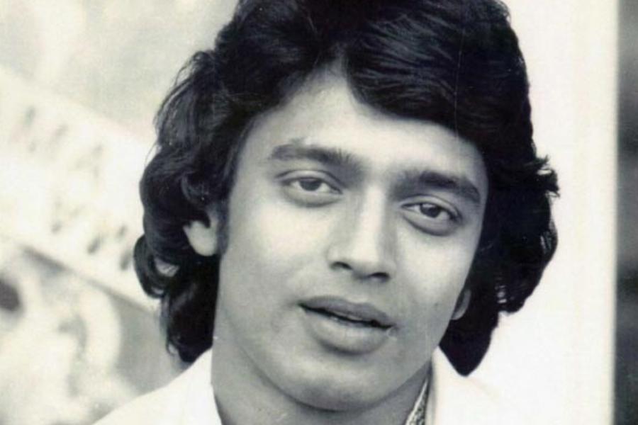 মিঠুনের জীবনে তা হলে সত্যিই এক জন ‘কাবুলিওয়ালা’তো ছিলেন।কিন্তু ‘মিনি’র মতো বন্ধু রয়েছে কি?  “আছে এক জন। প্রদ্যোতের (সহকারী) ছেলে। এখন ওর ছয় বছর বয়স। কিন্তু আমরা বেস্ট ফ্রেন্ডস বলতে পারেন। আমরা খাবার নিয়ে একে অপরে মাঝেমাঝেই আক্রমণ করি। বেজায় চিৎকার-চেঁচামেচি লেগে থাকে! ওর নাম অগ্রদূত হালদার (সহকারীকে ডেকে প্রিয় বন্ধুর ছবি দেখালেন)। তিন-চার বছর বয়স থেকেই ও আমার বন্ধু। আমরা আবার গালাগালিও দিয়ে থাকি (হাসি)। কিন্তু ও আমায় ছাড়া থাকতে পারে না। যেখানেই থাকি, আমাদের এক বার হলেও কথা হয়। ও আবার আমায় নাম ধরে ডাকে না। ‘জন সেনা’ (ডবলিউ ডবলিউ ই তারকা) বলে ডাকে। আমি নাকি জন সেনার মতো খুব শক্তিশালী।“