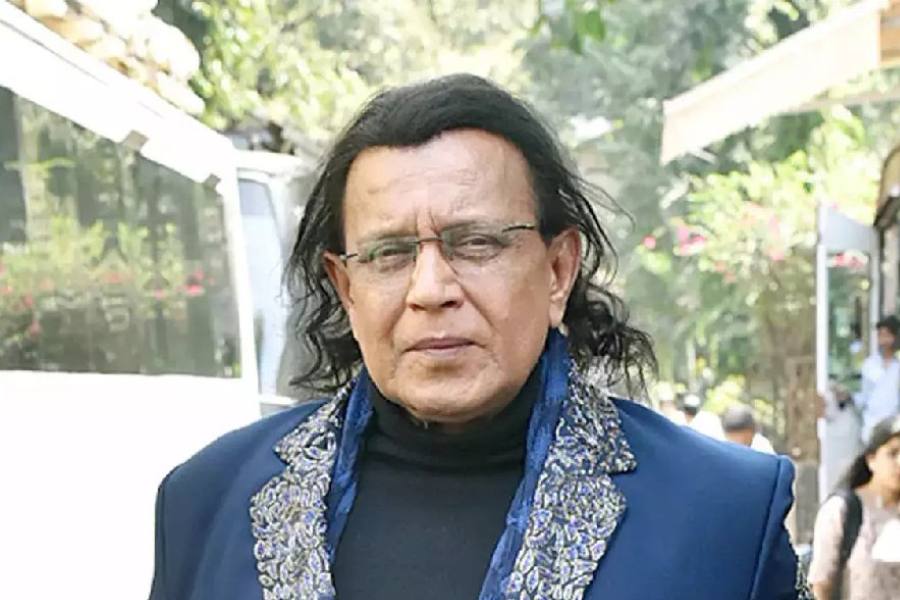 সব ছবির ক্ষেত্রেই কি আগে প্রযোজক দেখে নেন মিঠুন? “না, তেমন নয়। এ ক্ষেত্রে দেখেছিলাম। কারণ, ১৯৬৫ সালে এমন ছবি করার সাহস প্রযোজকেরা সহজেই দেখাতে পারতেন। এখন বাংলা সিনেমার সেই সাহস কম। কোনও ছবির উপর প্রযোজকের আস্থা না থাকলে সেই ছবি করে লাভ কী!”  কী ভাবে নিয়েছিলেন ‘কাবুলিওয়ালা’ চরিত্রের প্রস্তুতি? মিঠুন জানান, “আমার জীবনে যে ক’টা গুরুত্বপূর্ণ চরিত্র আমি করেছি, বাস্তবে কাউকে না কাউকে পেয়ে গিয়েছিলাম যাকে দেখে আমি অনুপ্রাণিত হতে পারি। বার বার আমার সঙ্গে এমন হয়েছে। কোথাও না কোথাও আমার ব্যক্তিগত সম্পর্ক এবং পর্যবেক্ষণ কাজে লেগে গিয়েছে। ‘কাবুলিওয়ালা’র ক্ষেত্রেও তাই হয়েছে। আফগানিস্তানের এক পাঠান আমার বন্ধু ছিল— জামাল। যে আমায় রান্না করা শিখিয়েছে। ওর হাঁপানির রোগ ছিল। ১৯৮৩-৮৪ সালের কথা হবে। আমি যেখানেই শুটিং করতাম, ও ঠিক ওর ছোট্ট একটা ডাব্বা নিয়ে আমার জন্য কিছু না কিছু রান্না করে নিয়ে যেত। শুটিংয়ে বলা থাকত সব জায়গায়, যাতে ওকে ভিআইপি ট্রিটমেন্ট দেওয়া হয়। ও ‘মিঠুন’ বলতে পারত না। বলত, ‘মঠন’। ও কিন্তু আমায় বরাবর বলত, ‘আমি আল্লাহকে বলেছি, তুই এক দিন নম্বর ওয়ান হবিই’। ও সত্যিই আমার পাশে ছিল। যখন আমি এক নম্বর হতে পেরেছিলাম, তখন ও দেশে ফিরে যায়। মেয়ের বিয়ে দেয়। আমি সে সময় ওকে কিছু আর্থিক সাহায্য করতে চেয়েছিলাম। কিন্তু ও কিছুতেই নেয়নি। ওর চরিত্র এতটাই দৃঢ় ছিল। যদি ও আজ বেঁচে থাকে, তা হলে এই ছবিটা আমি ওকে উৎসর্গ করতে চাই। আমি শুধু পরিচালককে ওর কথা বলার ধরনটা দেখিয়েছিলাম। সুমন বলল, ‘আমার এটাই চাই। আমার কাবুলিওয়ালা এ রকমই হবে’।“