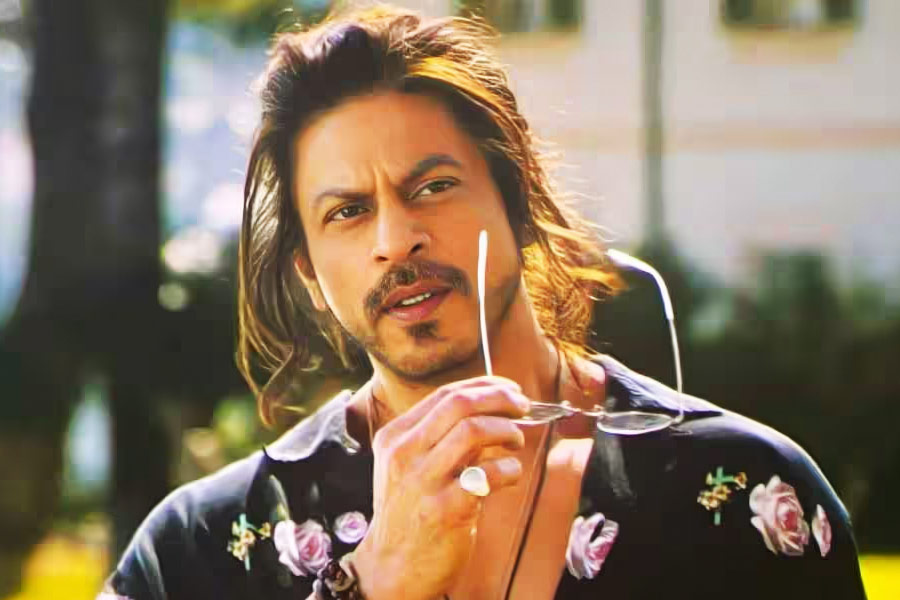 জওয়ান-পাঠানে বক্স অফিস মাতিয়ে এই ষাট ছুঁই ছুঁই বয়সেও শাহরুখ খান বুঝিয়ে দিয়েছেন তিনিই বলিউডের ‘কিং’। কিন্তু এই সাফল্যের নেপথ্যে কি কোনও গোপন ফর্মুলা আছে?