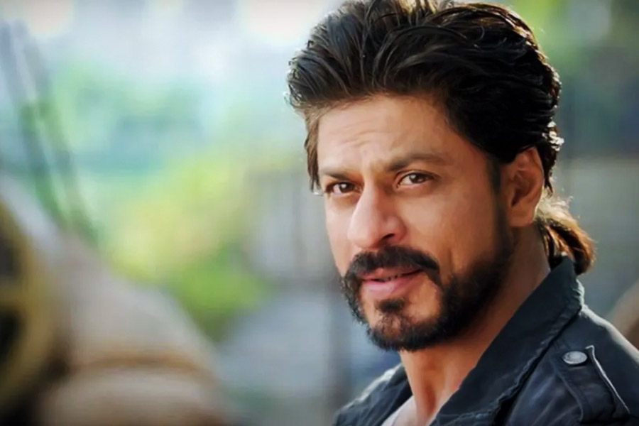 কিন্তু কি সেই ম্যাজিক? যা বুড়ো হাড়েও (শাহরুখ ভক্তরা মাফ করবেন) ভেল্কি দেখায়! সম্প্রতি এক গায়ক এ ব্যাপারে ইঙ্গিত দিয়েছেন বলে মনে করছেন বলিউডের একাংশ।