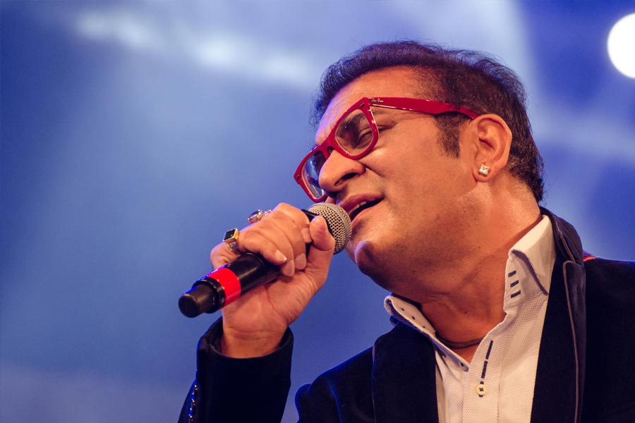 গায়কের নাম অভিজিৎ ভট্টাচার্য। শাহরুখের বহু ব্লকবাস্টার হিট ছবিতে তাঁর জন্য গান গেয়েছেন অভিজিৎ। 