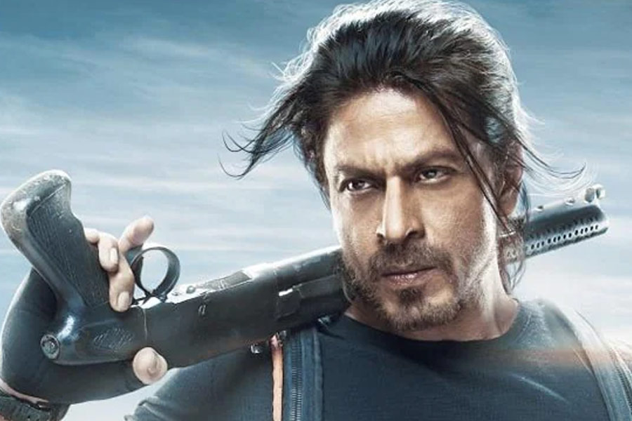 শাহরুখকে দেখলে একটি কথা প্রায় সবাই মানেন। তাঁর সহবত জ্ঞান টনটনে। তিনি নিজে কখনও তাঁর সাফল্যের কথা বুক বাজিয়ে বলেন না। বলিউডের তাঁকে দরকার এমন কথাও কখনও বলতে শোনা যায়নি শাহরুখকে। অভিজিতের এই মন্তব্যে তাই কিছুটা চমকেই গিয়েছেন শাহরুখ ভক্তরা।