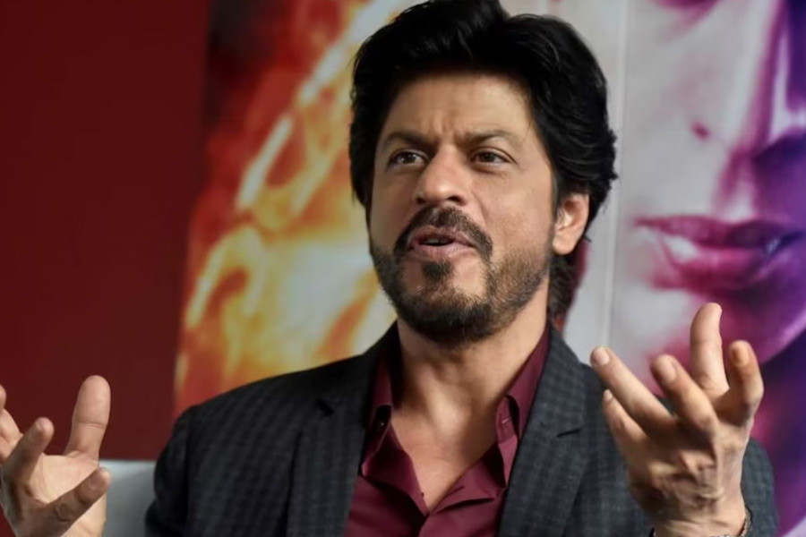 অভিজিতের কথায় শাহরুখের সাফল্যের অন্যতম কারণ হল তিনি নিজের উত্তরণের পথে কোনও কাঁটা রাখেন না। তাঁর আর তাঁর সাফল্যের মাঝে কেউ এলে তাঁদের সরিয়ে দেওয়ার ব্যবস্থা করেন তিনি। 