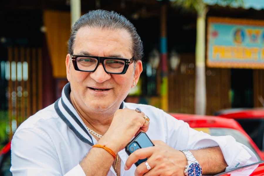 ঠিক কী প্রসঙ্গে এই মন্তব্য করছেন অভিজিৎ? তা স্পষ্ট নয়। নিজের অভিনয়ের পাশাপাশি প্রযোজনা সংস্থাও রয়েছে শাহরুখের। তবে কি সেই ব্যবসার কথাই বলতে চেয়েছেন অভিজিৎ? নাকি বলিউড ইন্ডাস্ট্রিতেও কোনও প্রতিযোগী না রাখার কথা বলেছেন তিনি?