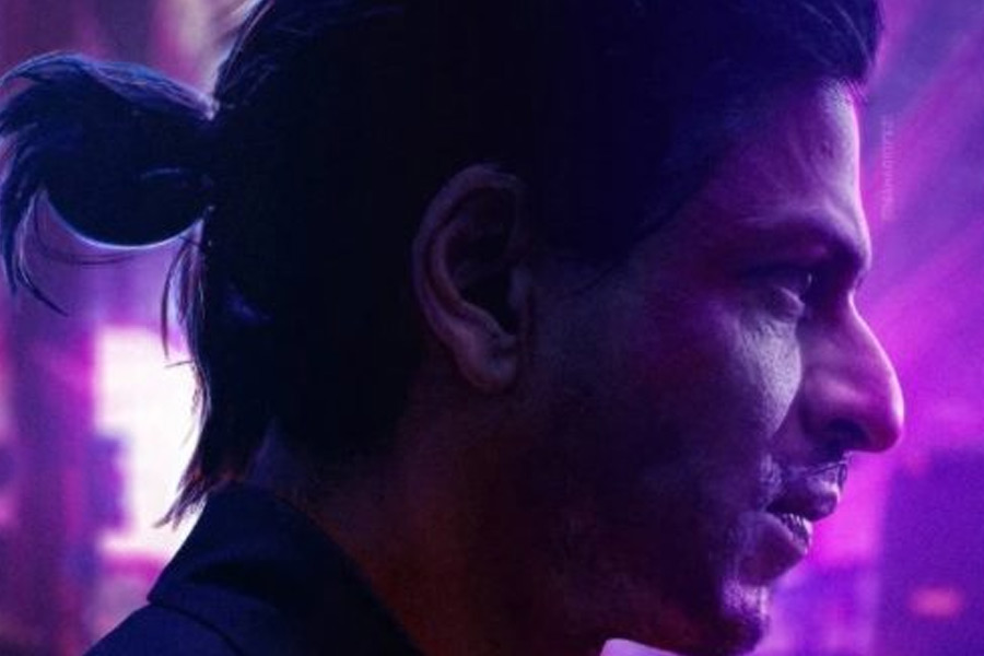 স্পষ্ট করেননি অভিজিৎ। আর তাতেই চটেছেন শাহরুখ ভক্তেরা। তাঁদের বক্তব্য, শাহরুখের সব থেকে ভাল ছবিগুলিতে গান গাওয়ার সুযোগ পেয়েছেন অভিজিৎ। সঙ্গীত জগতের অনেকেই শাহরুখের ছবিতে গান গেয়েছেন। উদিত নারায়ণ, কুমার শানু, সোনু নিগম এমনকি শানও। কিন্তু অভিজিতের গাওয়া গানের সংখ্যা অনেক বেশি। আর তিনিই কিনা শাহরুখ বিরোধী মন্তব্য করছেন?