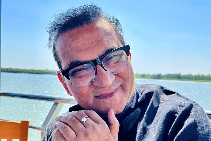 অবশ্য এমন এই প্রথম নয়। একদা শাহরুখের অধিকাংশ ছবিতে গান গাওয়া অভিজিৎ আগেও বহুবার শাহরুখের বিরুদ্ধে নানা রকম মন্তব্য করেছেন। যদিও কিং খান কখনও সেই সব মন্তব্যে জবাব দেননি।  