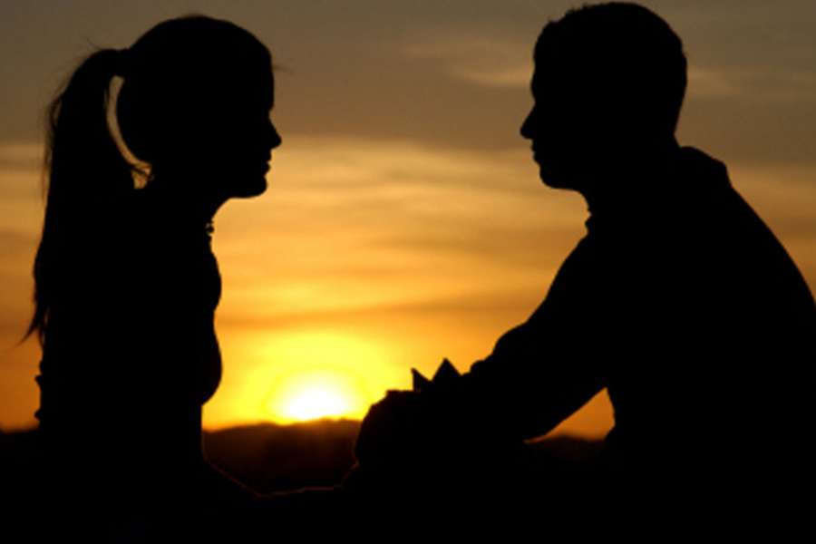 অভিভাবকদেরও কিছু পরামর্শ দিয়ে আদালত জানিয়েছে, সন্তান বিশেষত মেয়েরা যাতে খারাপ স্পর্শ, খারাপ ইঙ্গিত, খারাপ উদ্দেশ্য, খারাপ সঙ্গ চিনতে পারে, তা নিশ্চিত করতে শিক্ষা দিতে হবে। আইন স্বীকৃতি দেয় না, এমন বয়সে সহবাস নিয়েও সতর্ক করতে হবে। মহিলাদের কী ভাবে সম্মান করতে হয়, তা কিশোরদের শেখাতে হবে অভিভাবকদেরই। যৌন স্বাস্থ্য এবং সংসর্গের বিষয়ে কিশোর-কিশোরীদের সতর্ক করার ভার স্কুলের উপরেও দিয়েছে হাই কোর্ট।