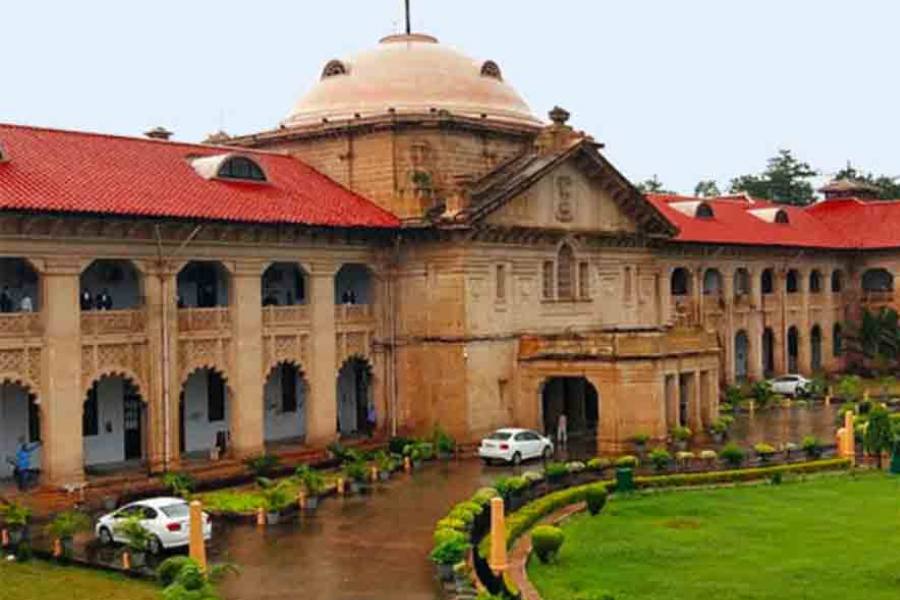 এর আগে ইলাহাবাদ হাই কোর্টের একটি রায়েও স্থগিতাদেশ জারি করেছিল শীর্ষ আদালত। ইলাহাবাদ হাই কোর্টের একটি মামলায় ধর্ষিতা মাঙ্গলিক কি না, তা জানতে জ্যোতিষীদের কাছে রিপোর্ট চেয়েছিল কোর্ট।