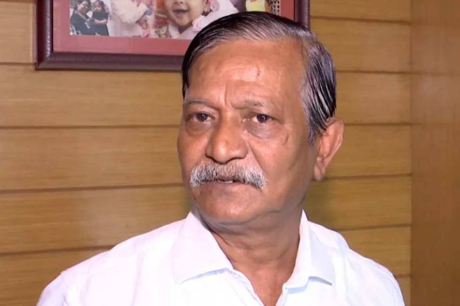 তাঁর কণ্ঠস্বরের নমুনা কি পাবেন ইডির আধিকারিকেরা? এটাই আপাতত লাখ টাকার প্রশ্ন। অনেক দিন ধরেই ‘কালীঘাটের কাকুর’ গলার স্বরের নমুনা সংগ্রহ করতে চাইছে ইডি। কিন্তু অসুস্থ থাকায় এসএসকেএম হাসপাতাল থেকে অনুমতি পাওয়া যায়নি এখনও। তাই এ বার এসএসকেএম থেকে সুজয়কৃষ্ণ ভদ্রকে সরিয়ে নিয়ে যেতে উদ্যত ইডি।  