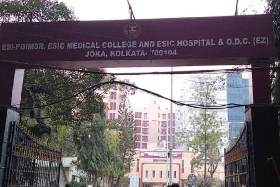 পরিকল্পনা মতো সুজয়কৃষ্ণ ভদ্র ওরফে ‘কালীঘাটের কাকু’কে জোকার ইএসআই হাসপাতালে নিয়ে যাওয়ার প্রস্তুতি সেরে রেখেছিল ইডি।