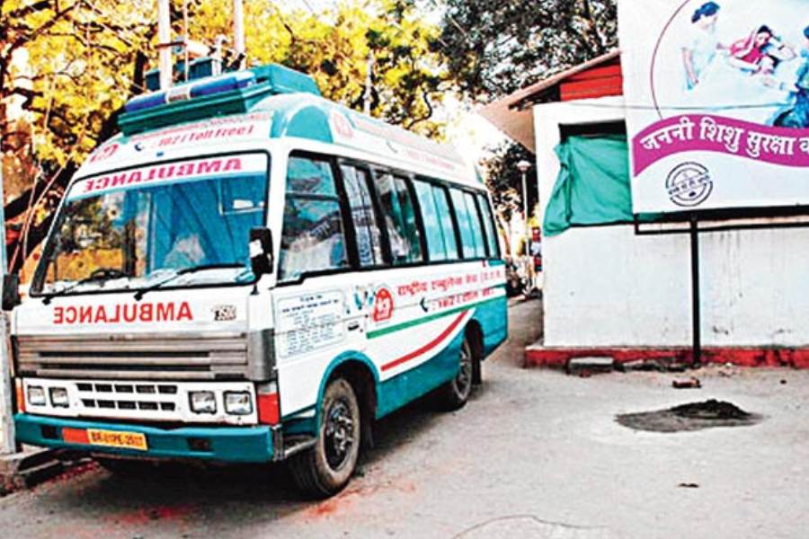 শুক্রবার সকালে এসএসকেএমে পৌঁছে যান ইডি আধিকারিকেরা। পৌঁছয় একটি অত্যাধুনিক অ্যাম্বুল্যান্সও। কিন্তু সুজয়কৃষ্ণকে শুক্রবার ইএসআই হাসপাতালে নিয়ে যাওয়া যাবে কি না, তা নিয়েই তৈরি হয়েছে সংশয়। এই প্রতিবেদন লেখা পর্যন্ত এ নিয়ে কোনও সিদ্ধান্তে আসা যায়নি। দুপুর একটার সময়ও হাসপাতাল চত্বর ছেড়ে যাননি ইডি আধিকারিকেরা। 