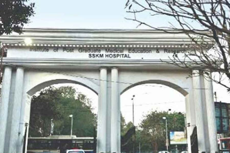 এসএসকেএম সূত্রে খবর, শারীরিক পরিস্থিতির ‘অবনতি’ হওয়ায় তাঁকে আইসিইউতে ভর্তি করানো হয়েছে। বুকে ব্যথা অনুভব করায় তাঁকে কেবিন থেকে সরিয়ে হৃদ্‌রোগ বিভাগের আইসিইউতে নিয়ে যাওয়া হয়েছে। হাসপাতাল কর্তৃপক্ষের সঙ্গে এই বিষয়ে কথা বলছেন ইডি আধিকারিকেরা।