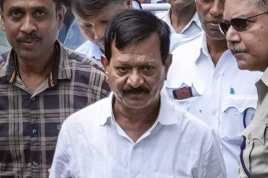 ইডি সূত্রে আগেই জানা গিয়েছিল যে, শুক্রবারই সুজয়কৃষ্ণের গলার স্বরের নমুনা সংগ্রহ করে তা পরীক্ষার জন্য পাঠাতে চায় তারা। নিয়োগ মামলায় সুজয়কে গ্রেফতার করেছে ইডি। তিনি দীর্ঘ দিন ধরেই এসএসকেএম হাসপাতালে চিকিৎসাধীন। তাঁর গলার স্বরের নমুনা অনেক দিন ধরে সংগ্রহ করার চেষ্টা করছে কেন্দ্রীয় তদন্তকারী সংস্থাটি। 