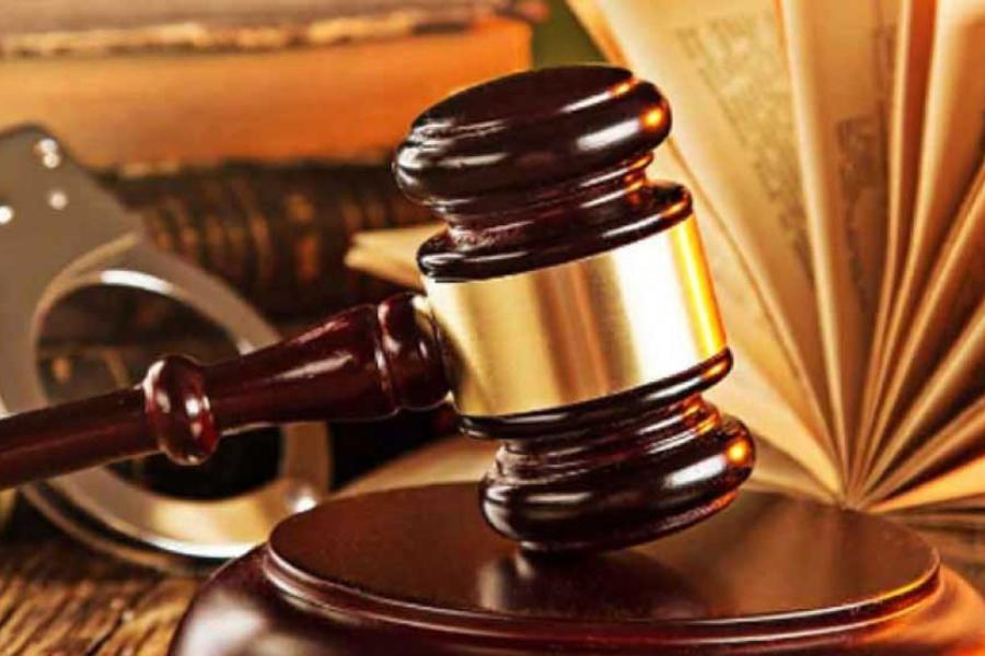 আদালতের নির্দেশে ‘কালীঘাটের কাকু’র স্বাস্থ্য পরীক্ষার জন্য তাই জোকা ইএসআই হাসপাতালে মেডিক্যাল বোর্ড গঠন করা হয়। বিশেষজ্ঞ চিকিৎসকদের নিয়ে গঠিত সেই বোর্ড বিবেচনা করে দেখবে, আদৌ সুজয় গলার স্বরের নমুনা দিতে শারীরিক ভাবে প্রস্তুত কি না।